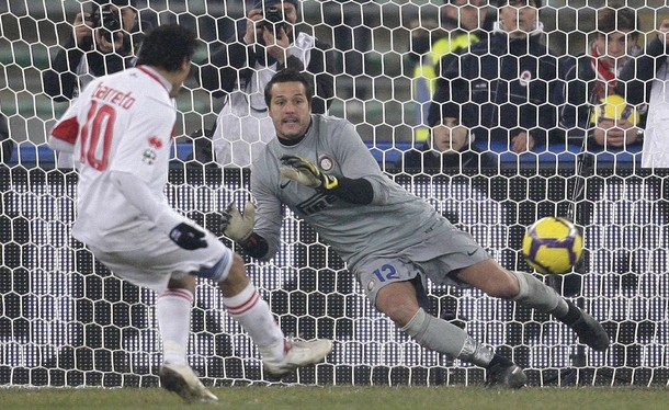Julio Cesar fails to stop Barreto's penalty