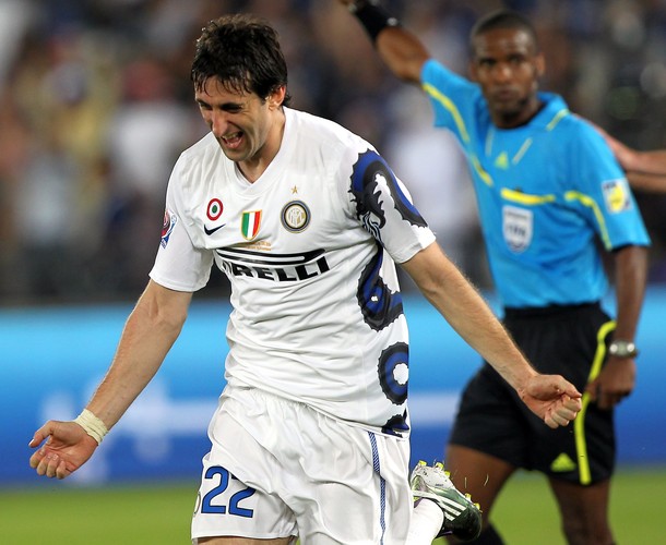 Diego Milito scores at the Fifa Club World Cup