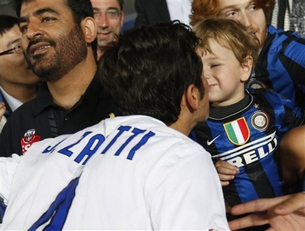 Zanetti Baby kisses at the Club World Cup